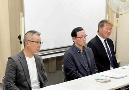 　理事会後に会見した日本プロボクシング協会の（左から）小林昭司会長、柳光和博健康管理委員長、加山利治事務局長