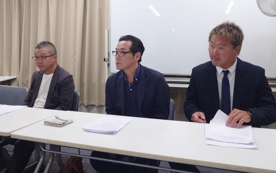 　緊急理事会後に取材対応する（左から）ＪＢＰＡの小林協会長、柳光健康管理委員長、加山事務局長