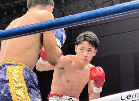 　５回ＫＯ勝ちでプロ５連勝を飾った坂井優太（右）