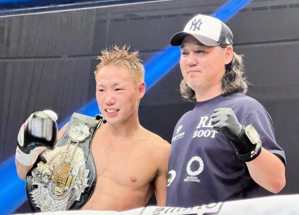 　初防衛に成功した石井渡士也（左）とＲＥ：ＢＯＯＴジムの射場哲也会長