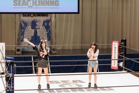 　パフォーマンスを行うＣＬＩＯＮＥ（クリオネ）の（左から）高島江梨奈、七転びやお