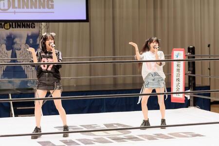 　パフォーマンスを行うＣＬＩＯＮＥ（クリオネ）の（左から）高島江梨奈、七転びやお