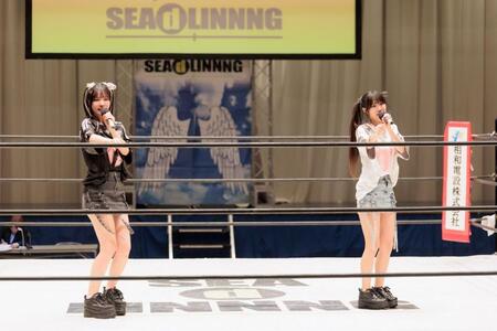 　パフォーマンスを行うＣＬＩＯＮＥ（クリオネ）の（左から）高島江梨奈、七転びやお