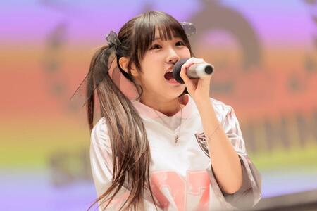 　パフォーマンスを行うＣＬＩＯＮＥ（クリオネ）の七転びやお