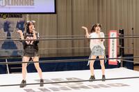 　パフォーマンスを行うＣＬＩＯＮＥ（クリオネ）の（左から）高島江梨奈、七転びやお