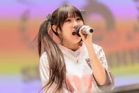 　パフォーマンスを行うＣＬＩＯＮＥ（クリオネ）の七転びやお