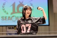 　パフォーマンスを行うＣＬＩＯＮＥ（クリオネ）の高島江梨奈