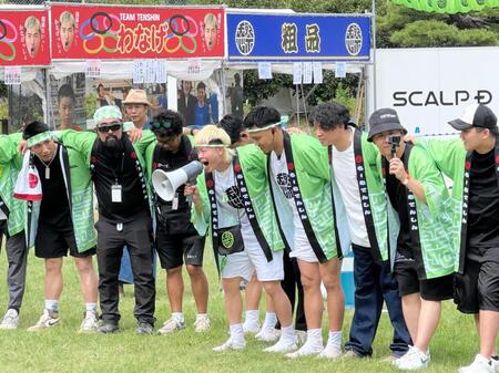 　自身が主催する「天心祭」の開場前、スタッフと円陣を組んで気合を入れる那須川天心（中央）