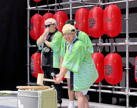 　自身が主催する「天心祭」のオープニングで鏡開きを行う那須川天心（手前）