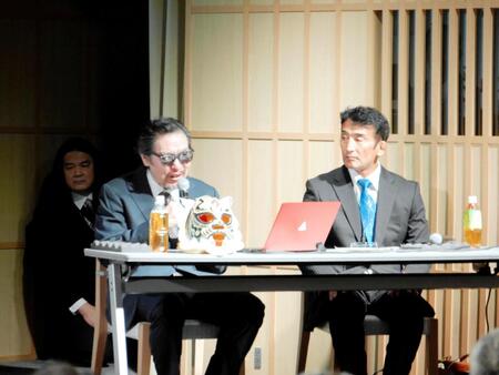 　講演を行う佐山サトル（左）