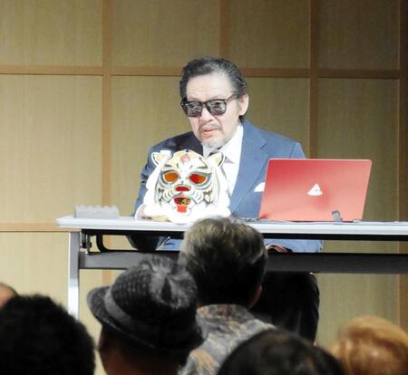 　講演を行う佐山サトル