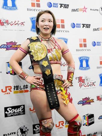 　バックステージで勝ち誇るＳａｒｅｅｅ