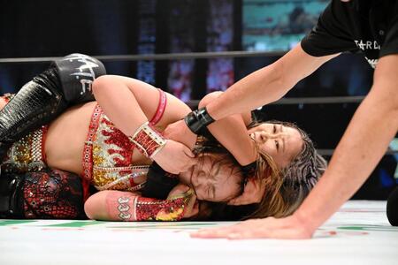 　小波の裸絞めに苦しむＳａｒｅｅｅ　ⒸＳＴＡＲＤＯＭ