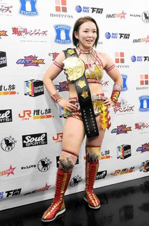 　バックステージで勝ち誇るＳａｒｅｅｅ