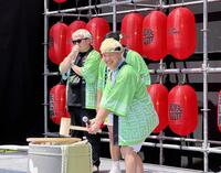 　自身が主催する「天心祭」のオープニングで鏡開きを行う那須川天心（手前）