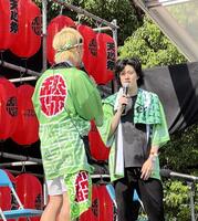 　自身が主催する「天心祭」で粗品（奥）とトークショーを行った那須川天心