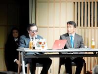 　講演を行う佐山サトル（左）