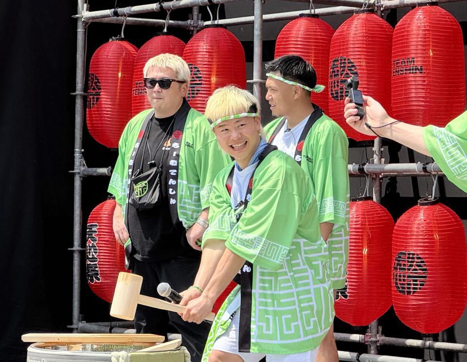 　自身が主催する「天心祭」のオープニングで鏡開きを行う那須川天心（手前）