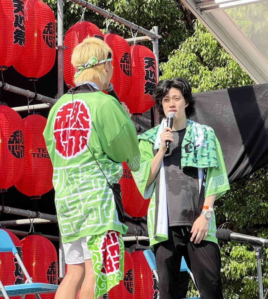 　自身が主催する「天心祭」で粗品（奥）とトークショーを行った那須川天心