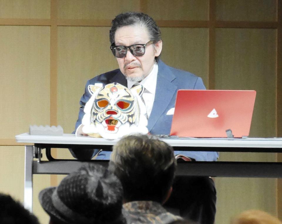 　講演を行う佐山サトル