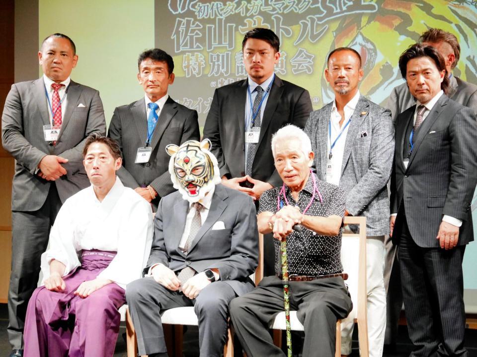 　講演会を行った佐山サトル（前列中央）、藤原敏男（前列右）、佐山聖斗氏（後列中央）ら