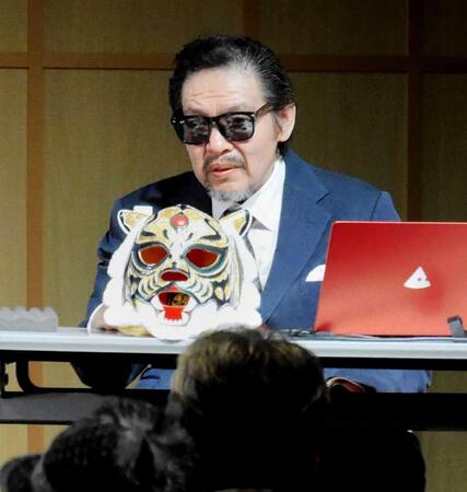 　講演を行う佐山サトル