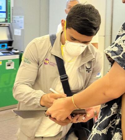 　井上尚弥戦に向けて来日し、日本のファンへのサインに応じるムロジョン・アフマダリエフ