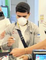 　井上尚弥戦に向けて来日し、日本のファンへのサインや写真撮影に応じるムロジョン・アフマダリエフ