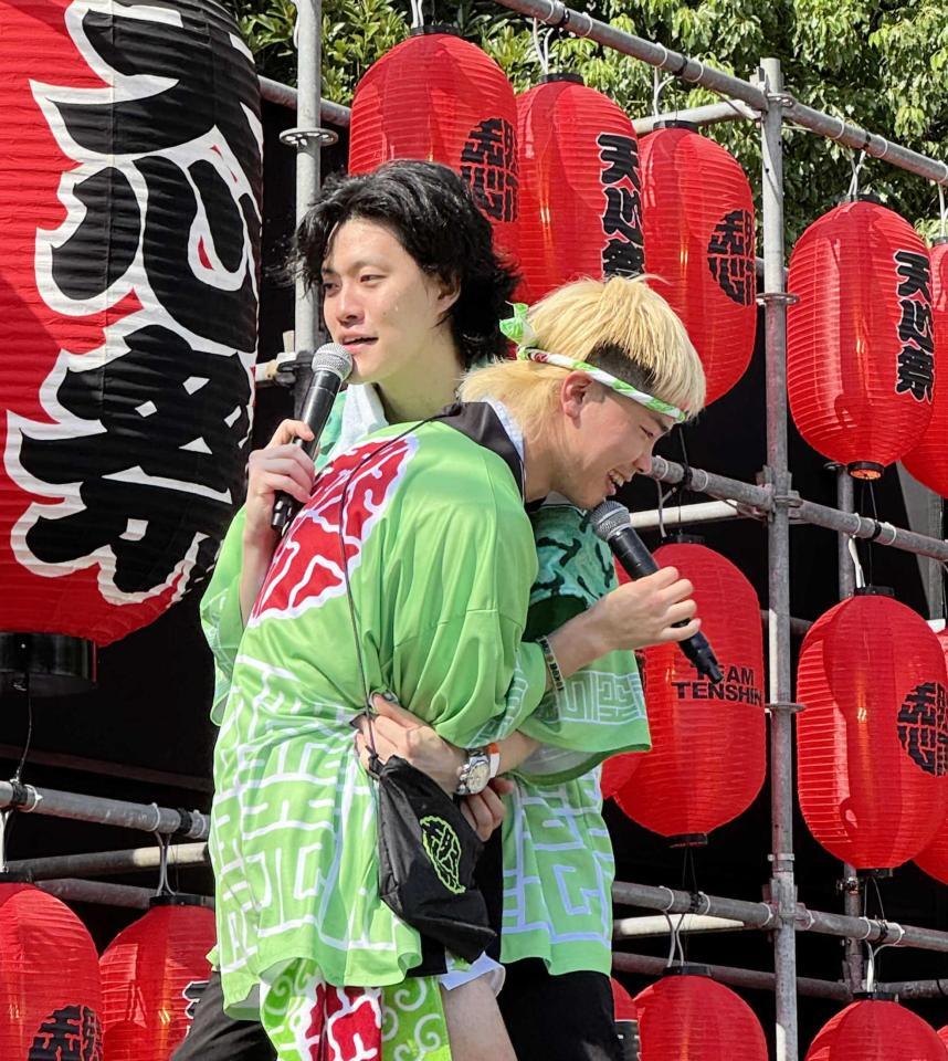 　「天心祭」で粗品（奥）とトークショーを行った那須川天心（撮影・藤川資野）