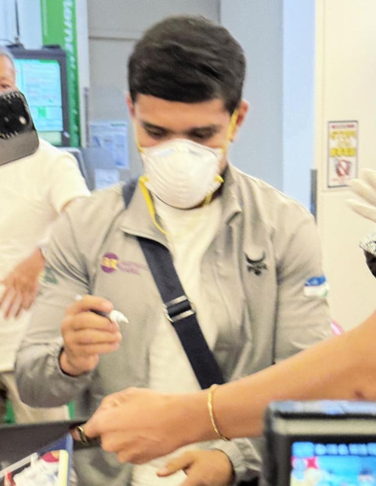 　井上尚弥戦に向けて来日し、日本のファンへのサインや写真撮影に応じるムロジョン・アフマダリエフ