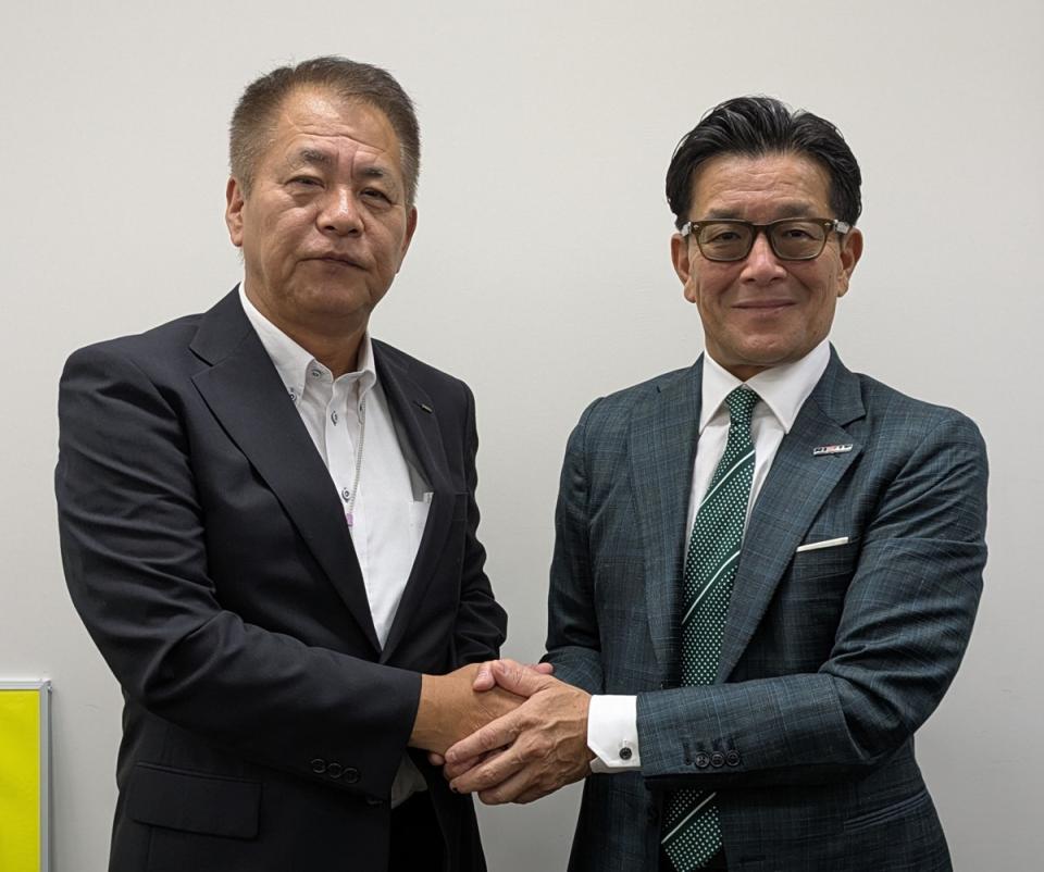 　「ＲＩＺＩＮ　ＲＡＮＤＭＡＲＫ１２　ＩＮ神戸」をＰＲするためデイリースポーツ・藤谷社長（左）を表敬訪問した榊原信行ＣＥＯ