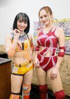 好試合を展開した植原ゆきな（右）と夏葵＝後楽園ホール