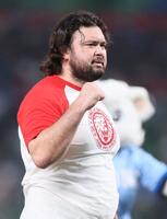 　始球式に臨むウルフ・アロン（撮影・石井剣太郎）