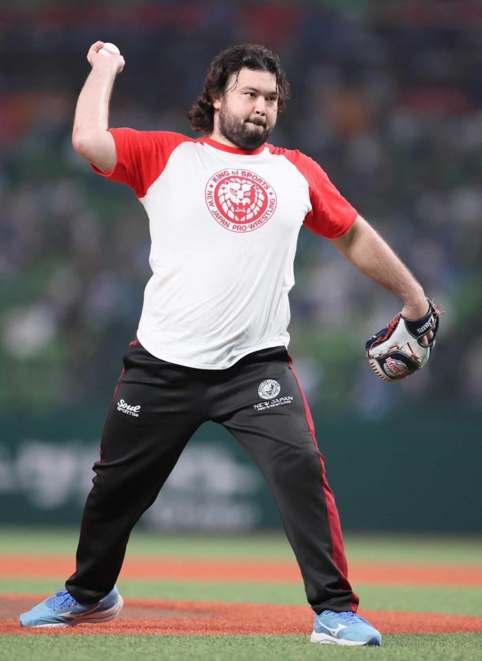 　始球式に臨むウルフ・アロン（撮影・石井剣太郎）