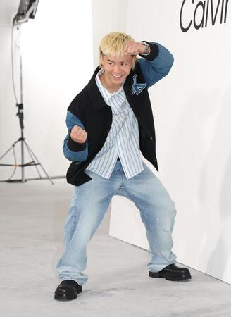 　ポーズを決める那須川天心（撮影・佐々木彰尚）