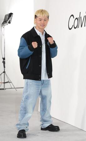 　ポーズを決める那須川天心（撮影・佐々木彰尚）