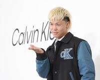 　ポーズを決める那須川天心（撮影・佐々木彰尚）