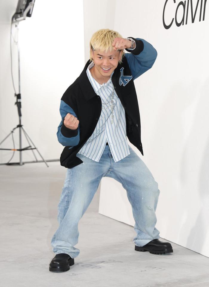 　ポーズを決める那須川天心（撮影・佐々木彰尚）