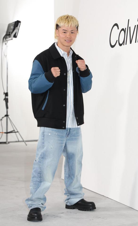 　ポーズを決める那須川天心（撮影・佐々木彰尚）