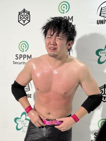 　プロレスデビュー戦を終えて涙ながらにコメントする葛西陽向