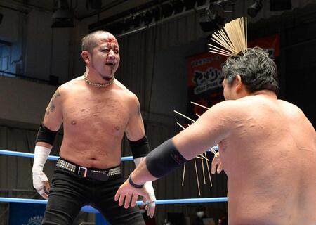 石川修司（右）を攻める葛西純＝２０２１年