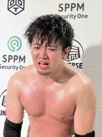 　プロレスデビュー戦を終えて涙ながらにコメントする葛西陽向