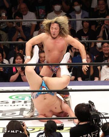 　男色ディーノ（下）を攻める棚橋弘至