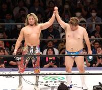 　お互いの健闘を称え合う棚橋弘至（左）と男色ディーノ