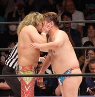 　男色ディーノ（右）に熱烈なキスをする棚橋弘至