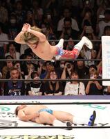 　男色ディーノ（下）にハイフライフローを決める棚橋弘至