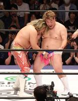 　お互いの股間を攻め合う男色ディーノ（右）と棚橋弘至