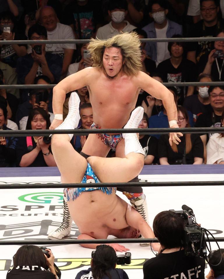 　男色ディーノ（下）を攻める棚橋弘至