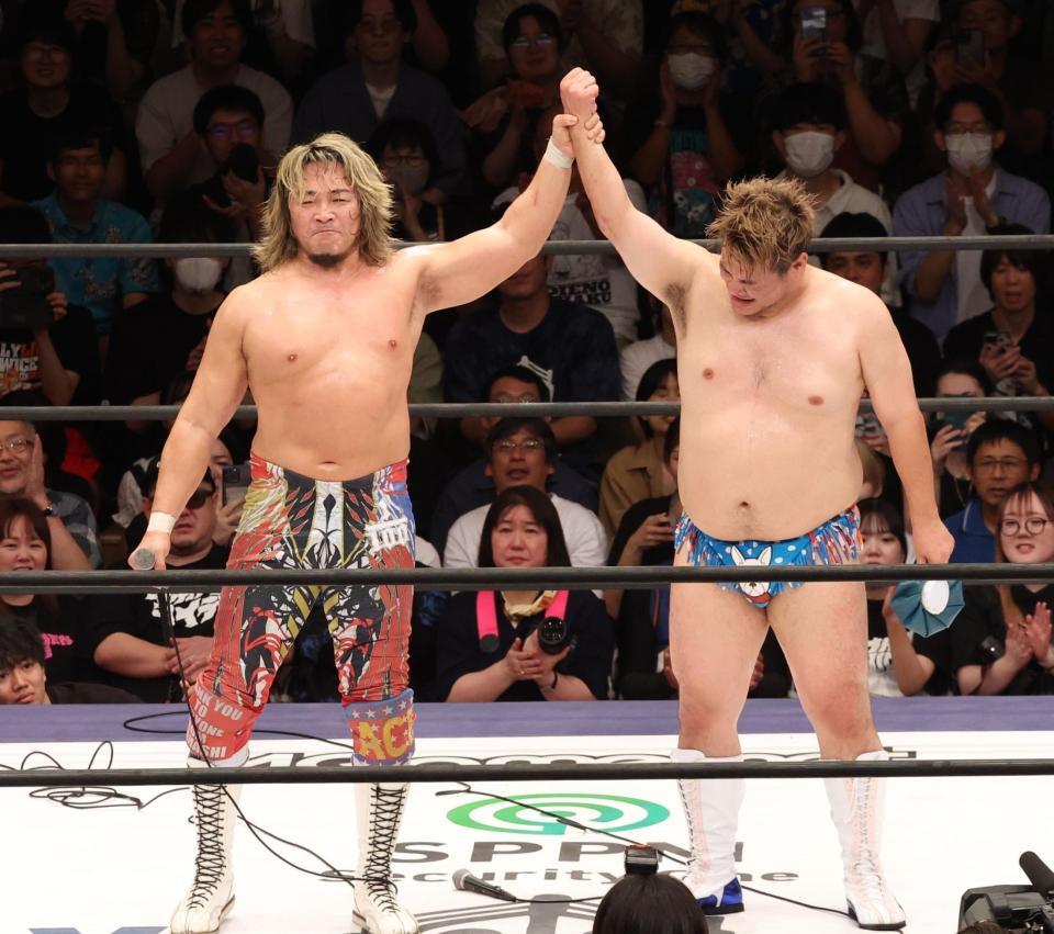 　お互いの健闘を称え合う棚橋弘至（左）と男色ディーノ