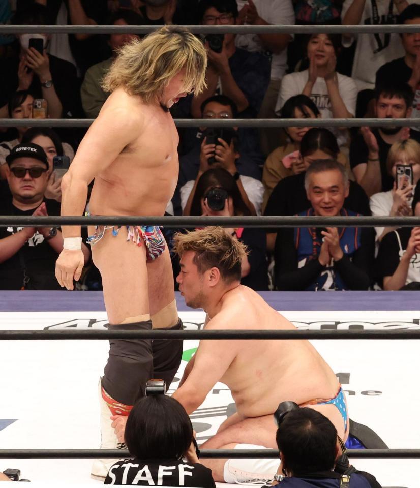 　棚橋弘至（左）のタイツを脱がしてしまう男色ディーノ